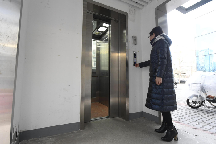 12月17日，海淀区北航家属社区，居民正准备乘坐上楼。新京报记者 吴宁 摄