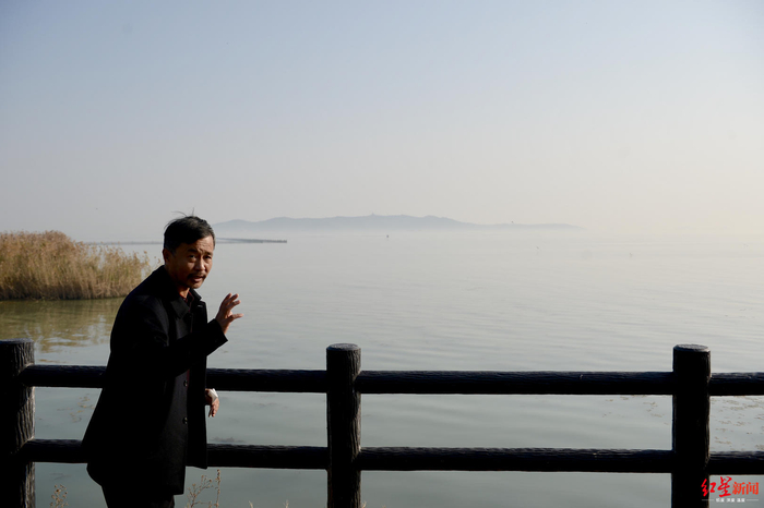  ▲ 来到太湖边的沈巍，给随行粉丝讲解。