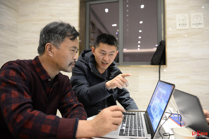  ▲&nbsp;沈巍向随行的大宝学习使用电脑。