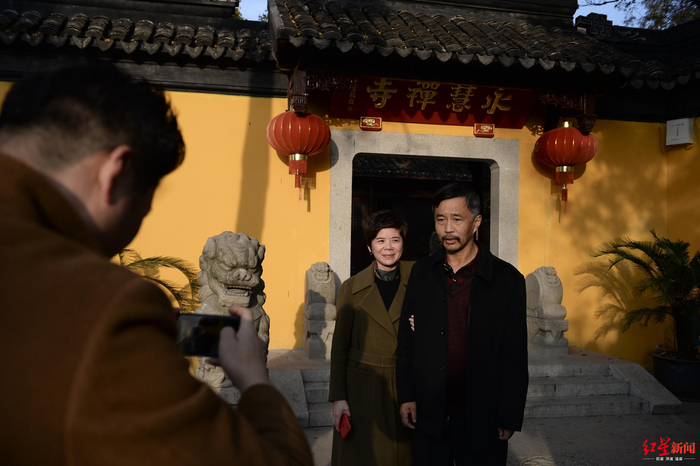  ▲&nbsp;2019年12月10日，沈巍走到哪里都能遇到认出他的人，并邀请他合影。