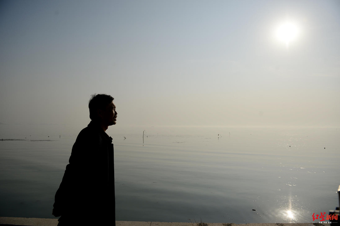  ▲&nbsp;沈巍站在太湖边若有所思。