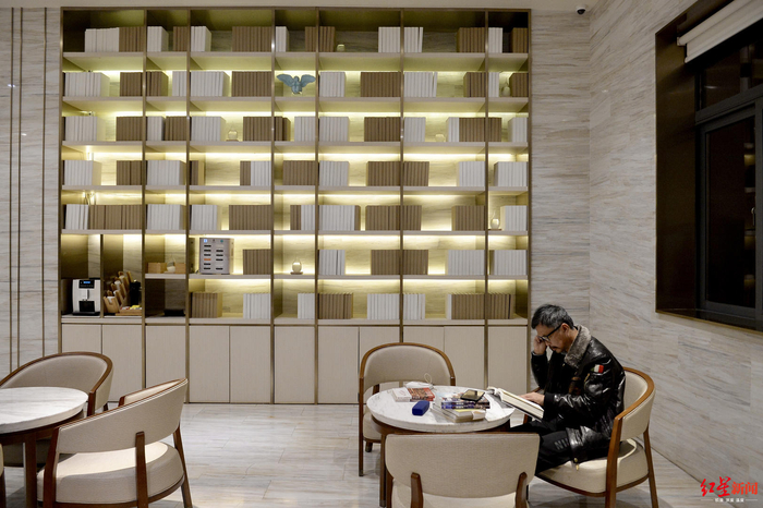  ▲&nbsp;沈巍在酒店大堂看书到半夜。