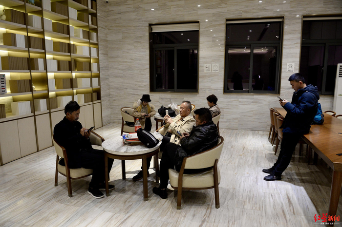  ▲&nbsp;回到酒店大堂后，沈巍和随行粉丝开始整理各自拍的照片和视频。