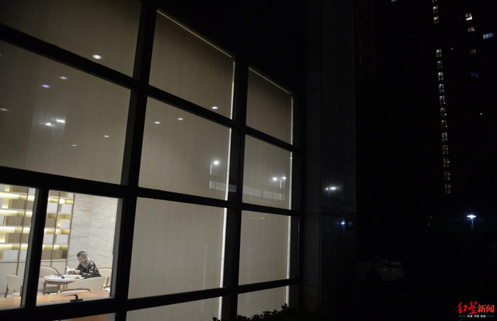  ▲&nbsp;沈巍在酒店大堂看书到半夜。
