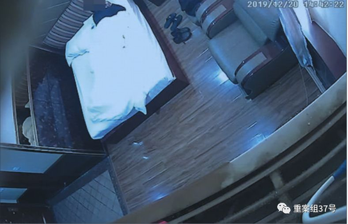  ▲卖家提供的酒店试看频道，可见一男子趴在床上。