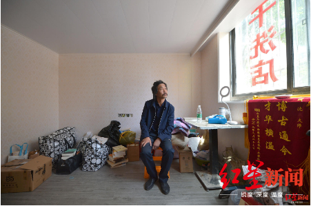  ▲ 2019年5月7日，上海市杨高南路地铁站出口，沈巍的粉丝和同学帮他在附近租了一间房栖身。