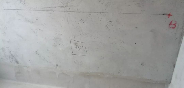 ▲墙面空鼓 墙面有少量空鼓，面积不大，只需要在后期装修时一并处理即可