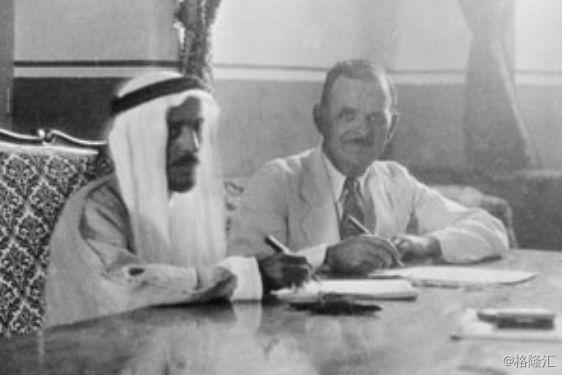 　　沙特第一任财政大臣阿卜杜拉·苏莱曼（左）与美国商人劳埃德·汉密尔顿签署石油开采特许合同，1933年。阿卜杜拉·苏莱曼，大名鼎鼎的“阿卜杜拉长老”，是沙特内阁中唯一非沙特家族中人，然而老国王阿卜杜勒阿齐兹却对他最为信任。事实上，沙特建国之后与各路美国公司打交道，确立沙特经济未来走向的数次重大谈判，都是苏莱曼主导的。图片来源：阿美石油公司。