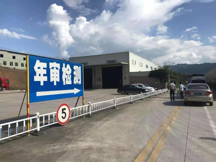 ▲类似“捆绑式”年检做法不过是个别部门出于自身利益而“创造”的“土办法”。资料图。图片来源：新京报网