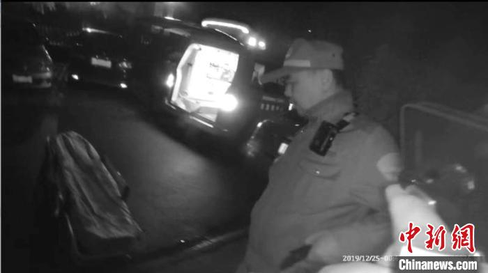 凌晨警民协力爬上14楼救援 吴兴公安提供