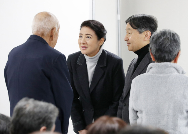 德仁天皇夫妇同灾民交谈（朝日新闻）