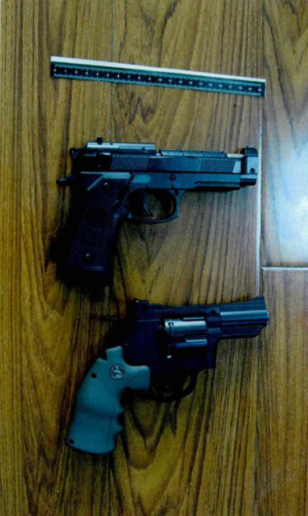  男子购买的“仿真枪”。黄浦区检察院 供图