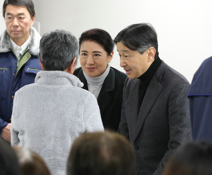 德仁天皇夫妇同灾民交谈（时事通信社）