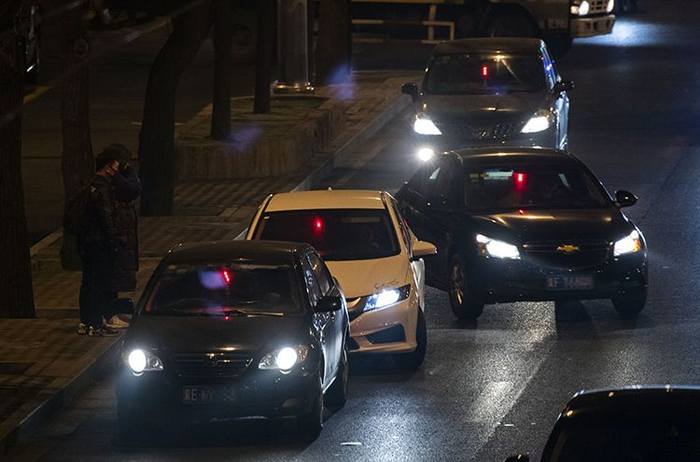 12月24日23时30分，工体北路，4辆黑车违章停在主路上揽客。