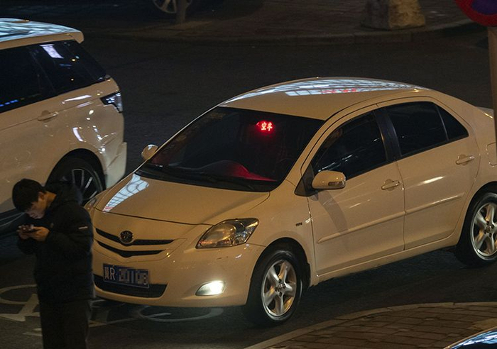 有的车辆用LED灯组成“空车”字样。