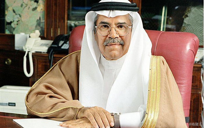 沙特阿美石油公司前CEO、沙特前能源部长阿里·纳伊米2016年工作照。纳伊米出生在利雅得附近的一个贝都因家庭（阿拉伯世界的少数民族），小时候做过放牛娃；后来加入阿美石油公司，从底层员工一直做到CEO，阿美公司的多元化国际化业务发展战略就是纳伊米规划和主导的。后官至沙特能源部长，人称“石油先生”。阿里·纳伊米的故事是沙特通过石油产业脱贫致富的一个缩影，也是这个过程中的历史性机遇造就的。