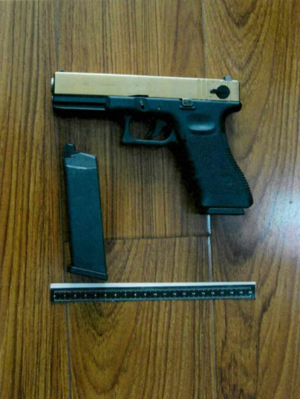  男子购买的“仿真枪”。