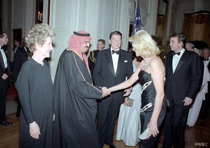 沙特第五任国王法赫德与美国总统里根及其夫人，联合国大会，1985年。美国政商界精英与沙特王室长期保持良好关系。图中法赫德国王正在和伊凡娜·川普（美国现任总统川普前妻）握手，而右侧西装领结的男士即是唐纳德·川普。