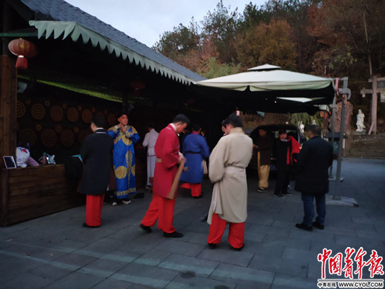 一戏曲电影剧组正在准备开拍。