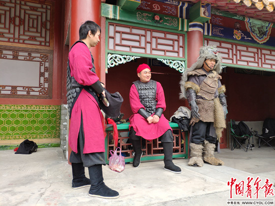 　　剧组《侠探白玉堂》群演。