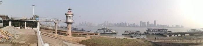  长江汉口水文站，12月20日降至13.49米，为1993年以来同期最低水位。长江委供图