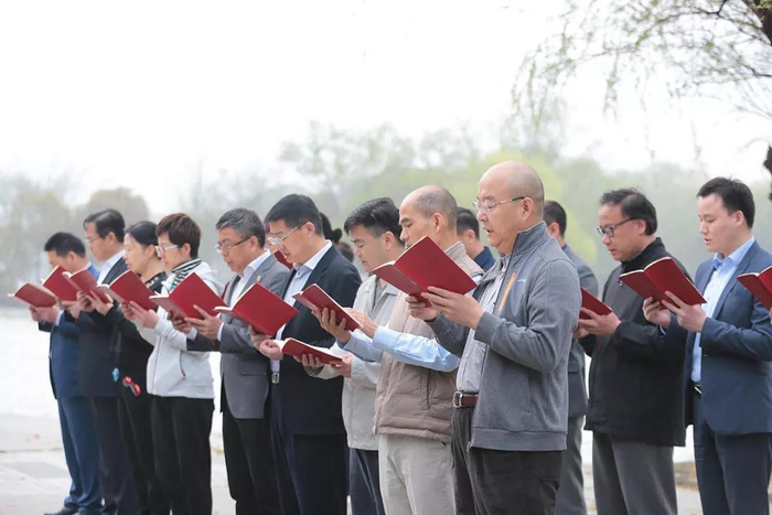  ▲企业家们集体诵读。图片来自致良知四合院官网