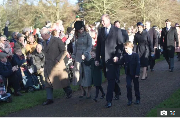  ▲12月25日上午，（从左到右）查尔斯王储、凯特王妃、夏洛特小公主、威廉王子和乔治小王子走路去教堂参加圣诞礼拜。|《太阳报》截图