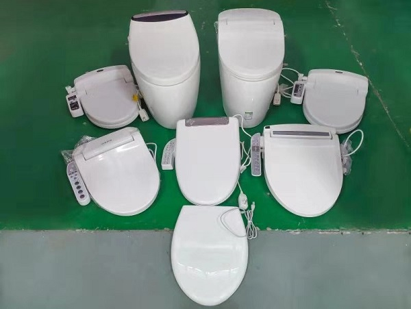 图说：抽查中的部分智能座便器 采访对象提供（下同）