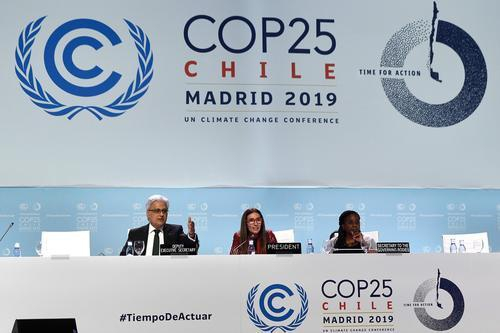  ▲12月15日，在西班牙马德里，2019年联合国气候变化大会主席、智利环境部长卡罗琳娜·施密特（中）出席闭幕会。 |新华社发