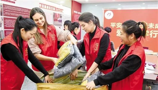 　　12月4日，湖州吴兴区织里镇“平安大姐”工作室的中外志愿者忙着打包冬衣，给结对的新疆柯坪县40户困难家庭孩子送去冬日的温暖。图源：浙江日报