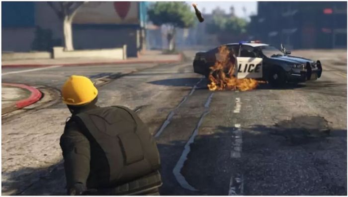 （暴徒在游戏中烧毁警车，图源：BBC）