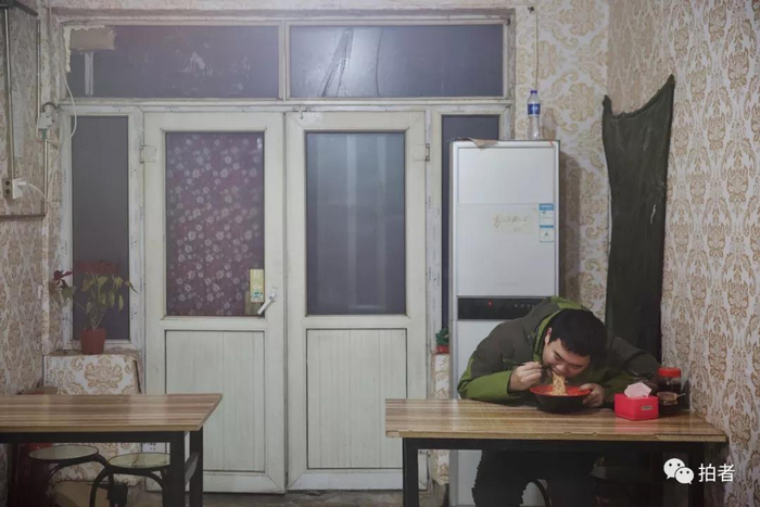 △&nbsp;12月19日，北京市顺义区牛栏山镇范各庄村，当晚父亲外出办事，宇航来到父亲规定的面馆，选择最角落的位置坐下吃晚饭。