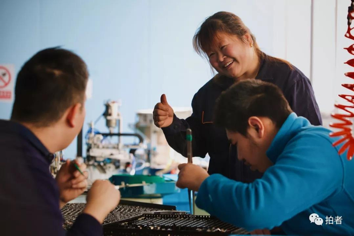 △&nbsp;12月3日，北京市顺义区牛栏山镇一工厂内，同事对宇航竖起大拇指鼓励。