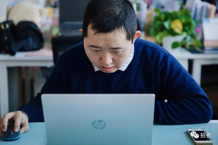 △&nbsp;12月26日，朝阳区万东科技文创园一家公司内，羽飞在剪辑视频。