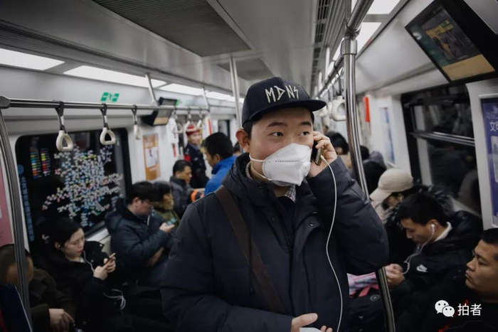 △&nbsp;12月26日，进入地铁后，羽飞再次打电话跟家人报告自己的行程。平时上下班路上，羽飞会跟家人打四通电话。