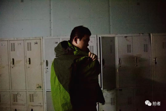 △&nbsp;12月19日，北京市顺义区牛栏山镇一工厂内，宇航下班后从自己的柜子里取出外套穿好。