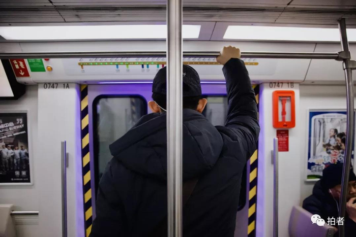 △&nbsp;12月26日，下班后的羽飞独自搭乘地铁6号线回家，列车即将到达，羽飞提早站在车门前等候。