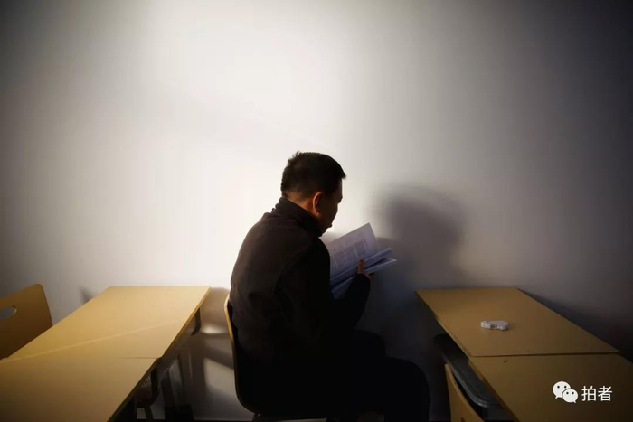 △&nbsp;12月7日，首都经贸大学互动课开讲前，张弛早早地坐在教室角落里翻看书本。