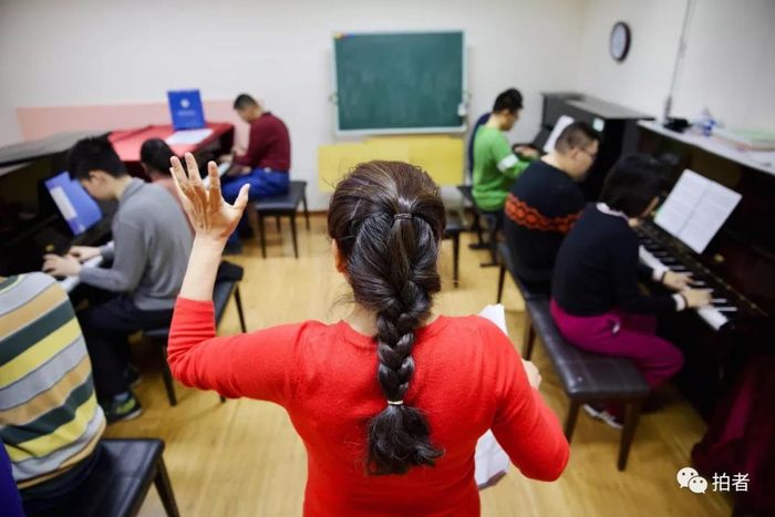 △&nbsp;12月8日，北京市朝阳区一钢琴中心，羽飞参加的专门为自闭症孩子开设的钢琴班。