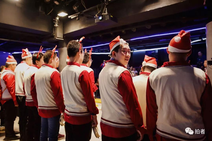 △&nbsp;12月22日，朝阳公园一场馆内，羽飞（右二）与其他自闭症伙伴一起参加合唱表演。这是羽飞在突发癫痫一个多星期后，重新参加的第一个社交活动。