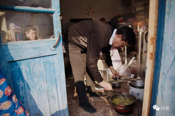 △&nbsp;12月22日，北京市顺义区牛栏山镇范各庄村一出租屋中，韩玉宝为宇航做午饭。