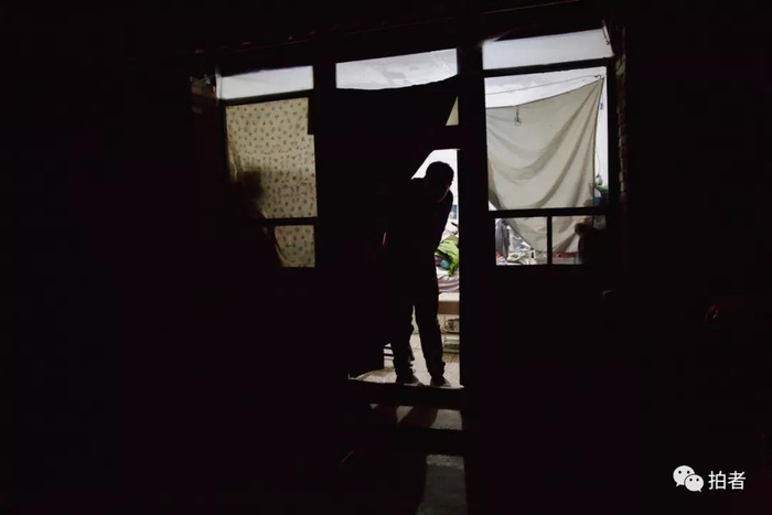 △&nbsp;12月19日，北京市顺义区牛栏山镇范各庄村，听到声响，宇航打开家门查看父亲是否回来了。