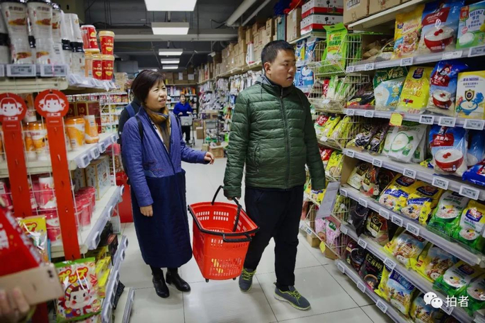 △&nbsp;12月7日，上完课后，孙衡再次带张弛来到附近的超市，复习刚学到的购物技能。