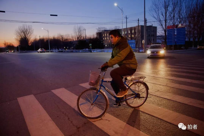 △&nbsp;12月19日，北京市顺义区牛栏山镇范各庄村，宇航下班后自己骑自行车回家。