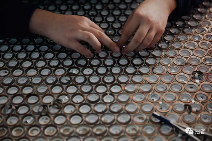 △ 12月3日，北京市顺义区牛栏山镇一工厂内，宇航仔细组装每一颗零件。