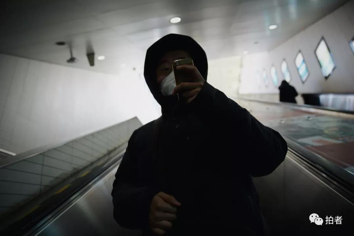 　　△&nbsp;12月26日，朝阳区褡裢坡地铁站，回家路上的羽飞。一进地铁站口，羽飞就迫不及待地拿起手机跟家人报告行程。
