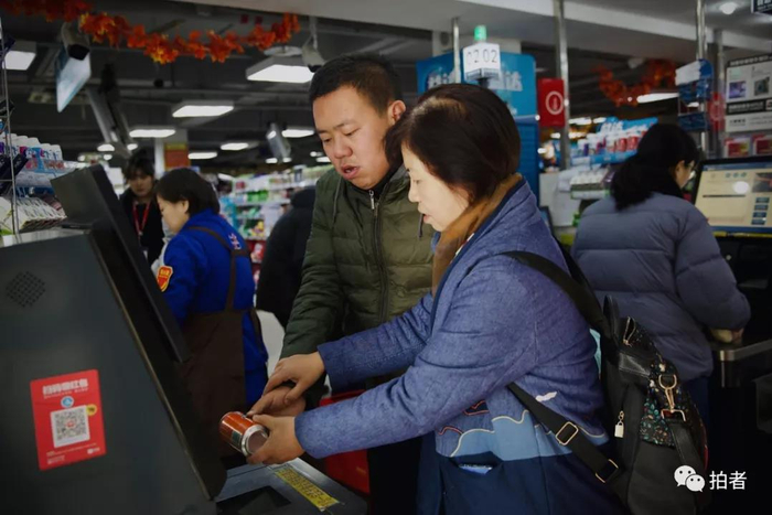 △&nbsp;12月7日，孙衡手把手教张弛如何扫码结账。