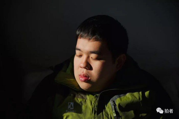 　　△&nbsp;12月22日，北京市顺义区牛栏山镇范各庄村一出租屋中，宇航低头看地。和许多自闭症患者一样，宇航习惯躲闪他人目光。