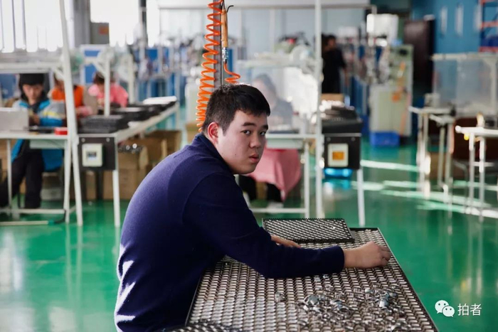 △&nbsp;12月19日，北京市顺义区牛栏山镇一工厂内，宇航在四五平方米的工作台旁工作。