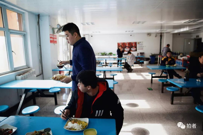 △&nbsp;12月3日中午，北京市顺义区牛栏山镇一工厂餐厅内，宇航领完午饭后主动走到同事旁坐下。